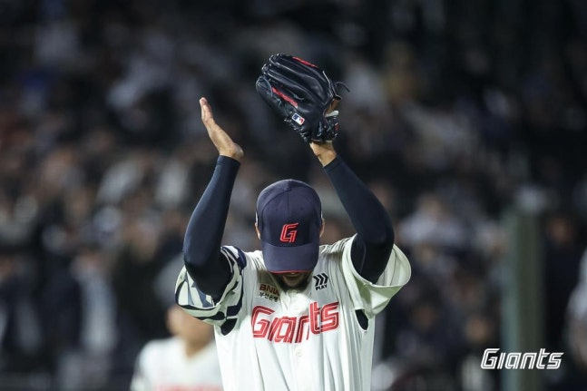 박수치는 롯데 엘빈 로드리게스 / 사진=롯데 자이언츠 제공