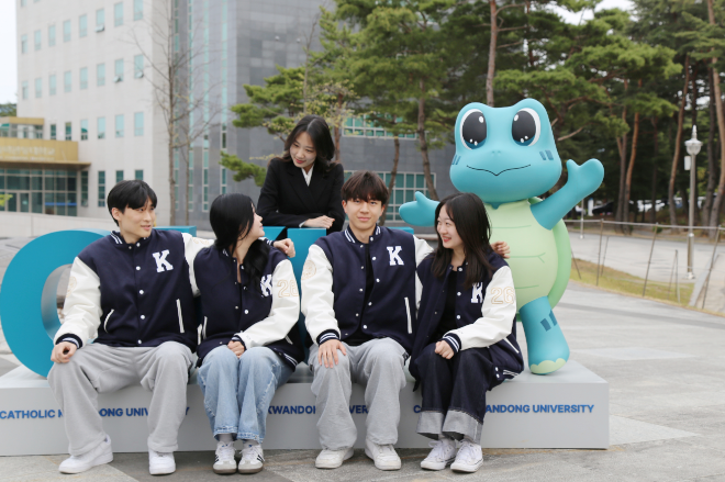 가톨릭관동대학교 작업치료학과 임승주 교수와 학생들. (사진제공=가톨릭관동대)