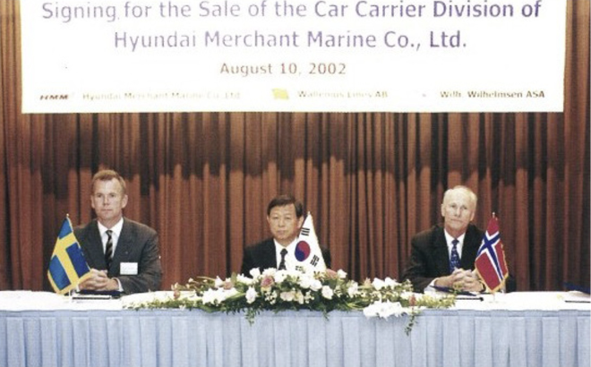 (왼쪽부터)스웨덴 해운회사 발레니우스(Wallenius), 현대상선, 노르웨이 빌헬름센(Wilhelmsne) 관계자들이 2002년 8월 10일 현대상선 . 자동차운송사업부문 매각협상이 최종 타결됐다고 발표하고 있다. 사진= HMM 50년사