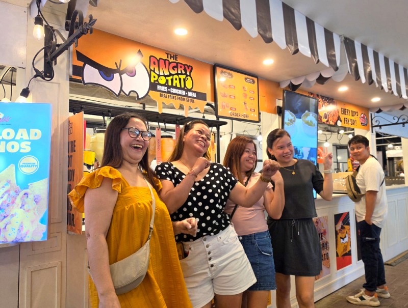 San Fernando 현지인들이 앵그리 포테이토 매장 앞에서 기념사진을 찍고 있다./ 사진제공 = ACASIA