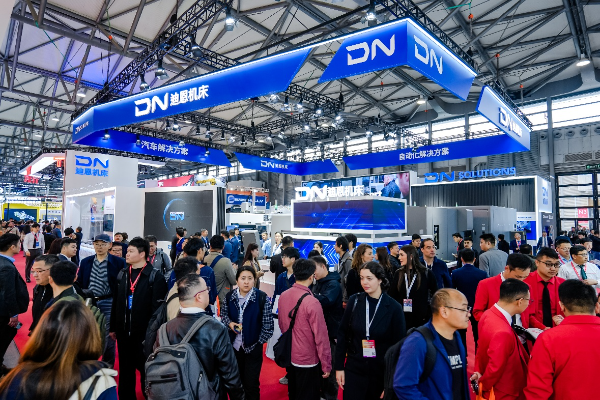 지난 21일 중국 상하이 국제 전시센터에서 열린 CCMT2026 행사 중 DN솔루션즈 부스를 관람객들이 돌아보고 있다.