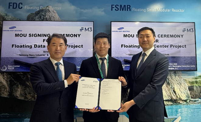 (왼쪽부터)안영규 삼성중공업 기술개발본부장, 최원영 삼성중공업 협의회 위원장, 서 민 무스테리안 최고경영자(CEO)가 미국 내 FDC 개발을 위한 양해각서(MOU)를 체결한 뒤 기념촬영을 하고 있다. 사진= 삼성중공업