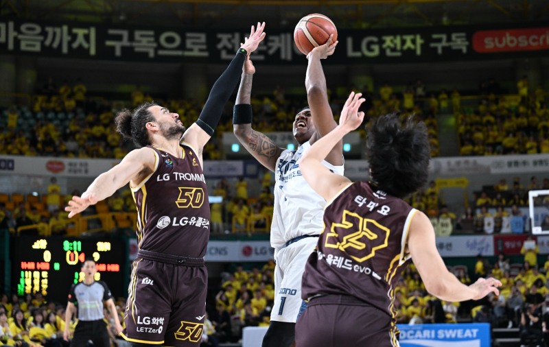 23일 4강 PO 1차전에서 슛하는 나이트(가운데)와 수비하는 마레이(왼쪽). / 사진=연합뉴스