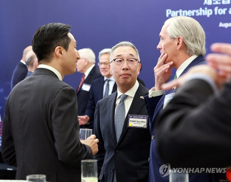 박지원 두산에너빌리티 회장(가운데), 정기선 HD현대 수석부회장이 25일(현지시간) 미국 워싱턴DC 윌라드 호텔에서 열린 한미 비즈니스 라운드 테이블에서 참석한 미국 기업인과 대화하고 있다. 2025.8.26