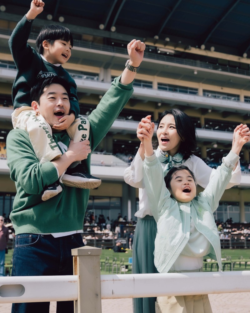 드레스코드에 맞춰입고 경마를 관람하고 있는 가족