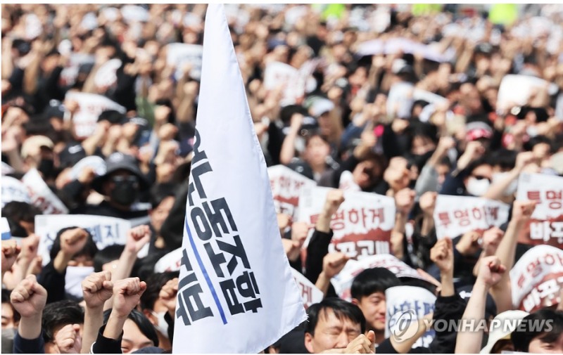 삼성전자 노조는 전날 영업이익 15% 성과급 지급 등을 요구하며 다음 달 대규모 총파업을 예고, 증권가 파급 영향에 촉각을 곤두세우고 있다. 사진=연합뉴스