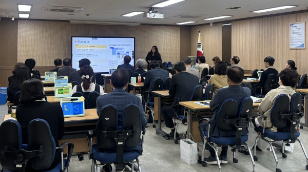 전국특수학교장, 교육전문직 AI 역량 강화 연수에서 리틀홈런을 소개하고 있다