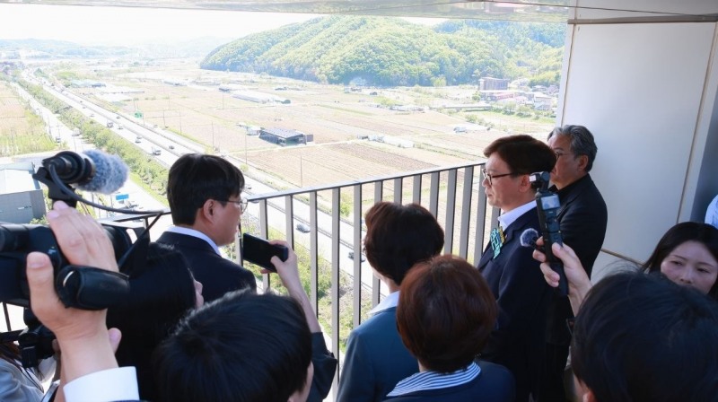 SK하이닉스 용인사업장을 살펴보고 있는 추미애 더불어민주당 경기도지사 후보./추미애 페이스북 캡처