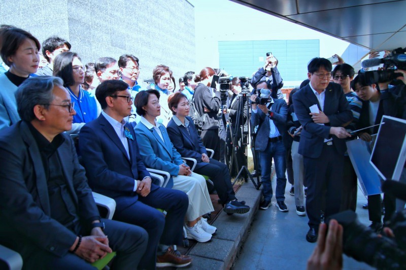 추미애 더불어민주당 경기도지사 후보가 24일 용인 반도체 국가산업단지를 방문, 추진과정을 보고받고 있다./추미애 페이스북 캡처