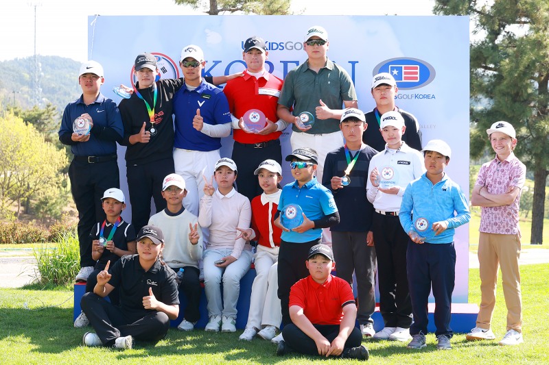 24일 경기 안산 대부도 더헤븐CC에서 ‘2026 유에스 키즈 골프 코리안 챔피언십(U.S. Kids Golf Korean Championship)’ 시상식에서 입상자들이 기념 촬영에 포즈를 취하고 있다/ 사진= BM글로벌골프.
