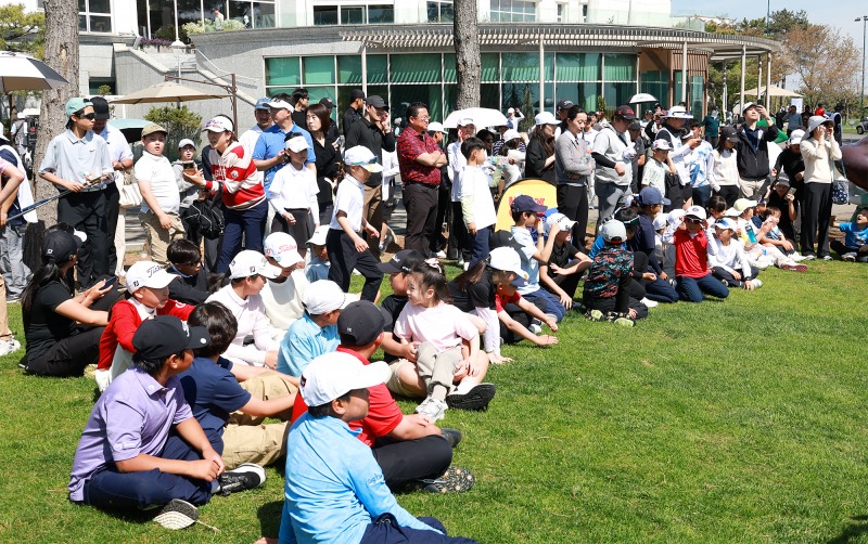 가족 단위 관람객들이 삼삼오오 모여 앉아 대회장 곳곳에서 응원을 펼쳤다/ 사진= 더헤븐리조트 제공.