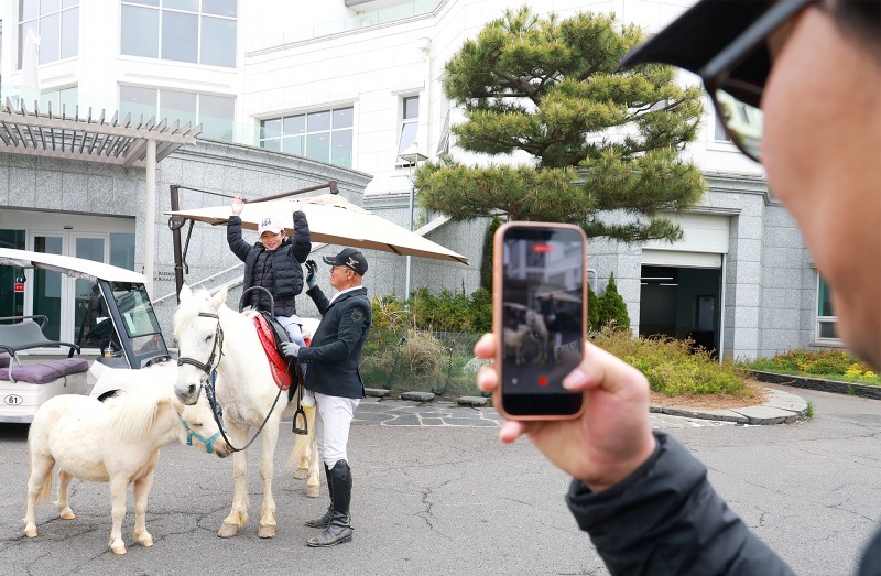 대회 출전 선수들이 대회장 내 리조트에서 운영중인 승마 체험 등 프로그렘을 체험하고 있다/ 사진= 더헤븐리조트 제공.