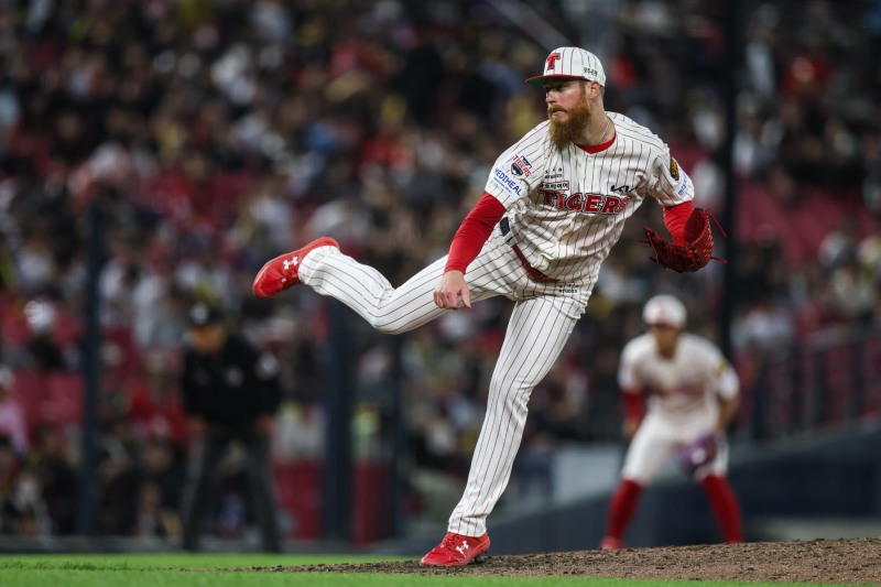 역투하는 KIA 선발 투수 애덤 올러. / 사진=연합뉴스