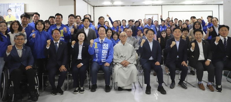 선거사무소 개소식 참석자들의 기념촬영 모습./정명근 후보 선거사무소