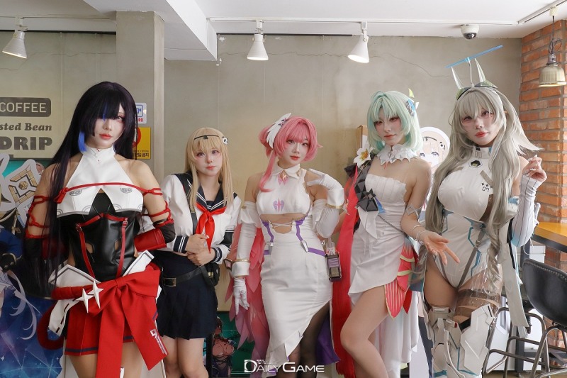 카제나, 오프라인 카페 오픈… 코스프레·굿즈로 관람객 맞이