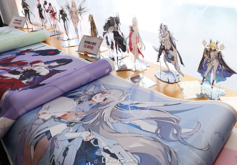 카제나, 오프라인 카페 오픈… 코스프레·굿즈로 관람객 맞이