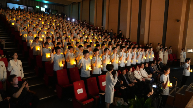 지난 24일, 의정부을지대병원 일현홀에서 열린 제36회 나이팅게일 선서식에서 을지대 간호대학 3학년 학생 181명이 선서를 하고 있다. (사진제공=을지대학교)
