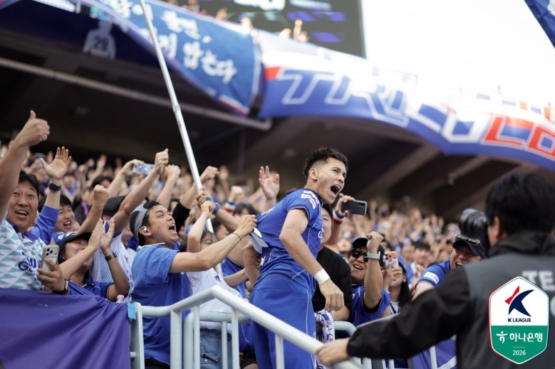 페널티킥 결승골을 넣은 뒤 팬들과 기뻐하는 수원 헤이스. / 사진=연합뉴스