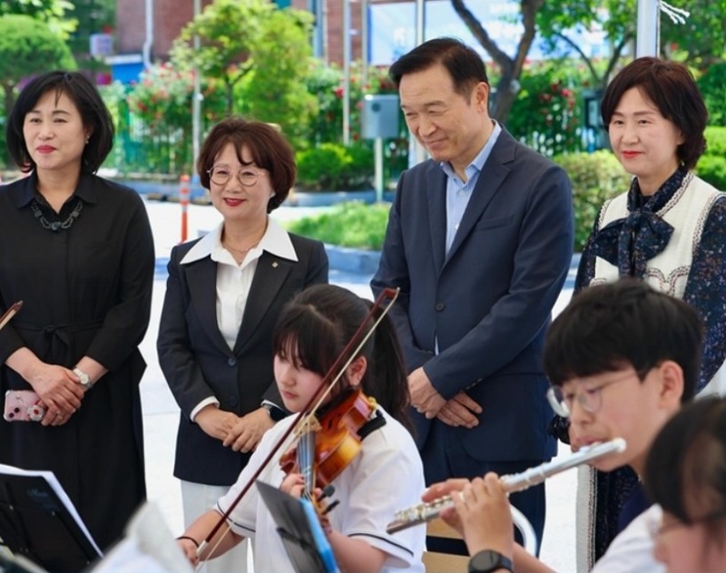 임태희 경기도교육감이 일선학교 방문에서 학생들과 함께 하고있다./경기도교육청