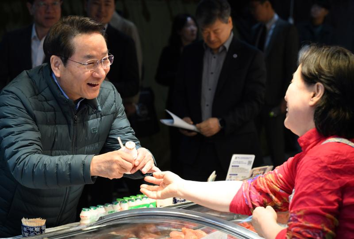 유정복 인천시장이 지난 22일 인천종합어시장을 방문, 상인들을 격려하고 있다./인천시