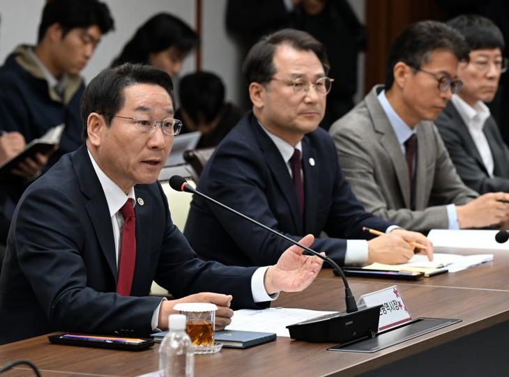 유정복 인천시장이 지난 9일 시청 장미홀에서 열린 '2026년 4월 인천광역시 긴급 간부회의'에서 제2차 공공기관 지방 이전 관련 현황 등을 논의하고 있다./인천시