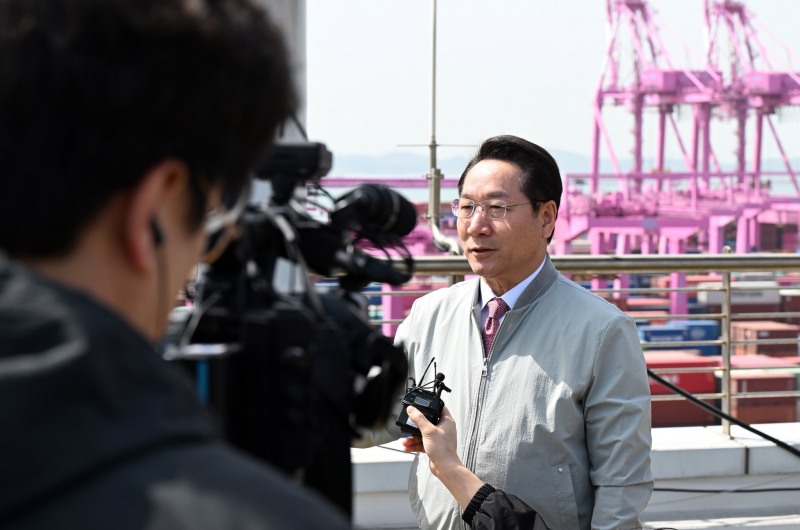 유정복 인천시장의 인천신항 방문 모습. /페이스북 캡처