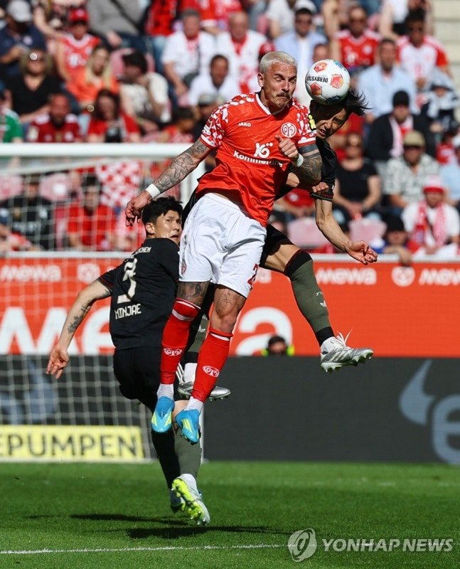 볼경합을 펼치는 바이에른 뮌헨의 김민재 / 사진=연합뉴스