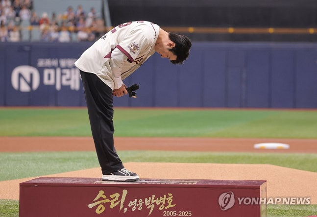 팬들에게 인사하는 박병호 / 사진=연합뉴스