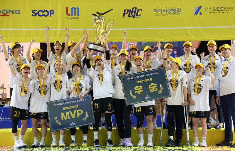 트로피 들어올린 KB스타즈. / 사진=연합뉴스