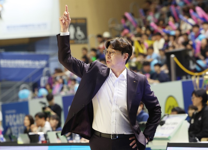 작전 지시하는 김완수 감독. / 사진=연합뉴스