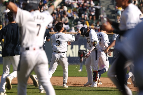 끝내기 안타를 치고 동료 축하를 받는 두산 박준순 / 사진=두산 베어스 제공. 연합뉴스