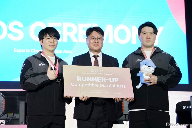 준우승을 차지한 격투게임 종목 선수들.
