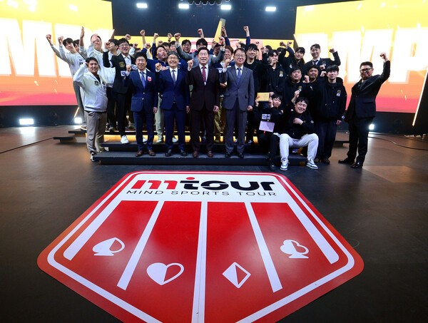 ‘인카금융 M-Tour(엠투어) 팀 리그 2026' 대회 내빈과 수상자들이 기념 촬영에 포즈를 취하고 있다/ 사진= A스포츠채널 제공.