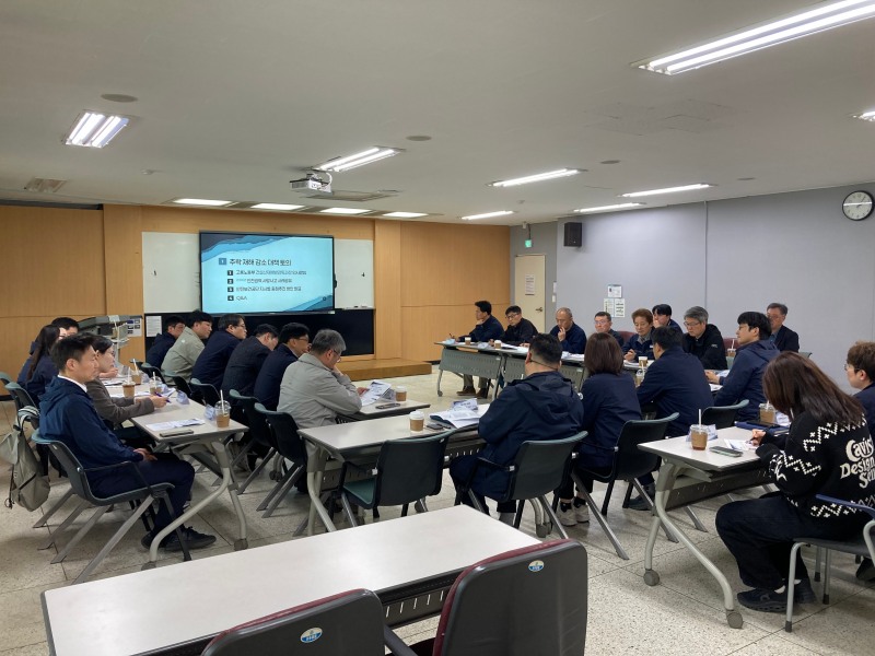 한국산업안전보건공단 인천광역본부(KOSHA, 본부장 송석진)는 지난 24일 50억원 미만 중소규모 건설현장의 안전보건관리책임자와 안전보건업무담당자를 대상으로 중소규모 건설현장 추락 사망사고 예방 교육을 실시했다./한국산업안전보건공단 인천광역본부