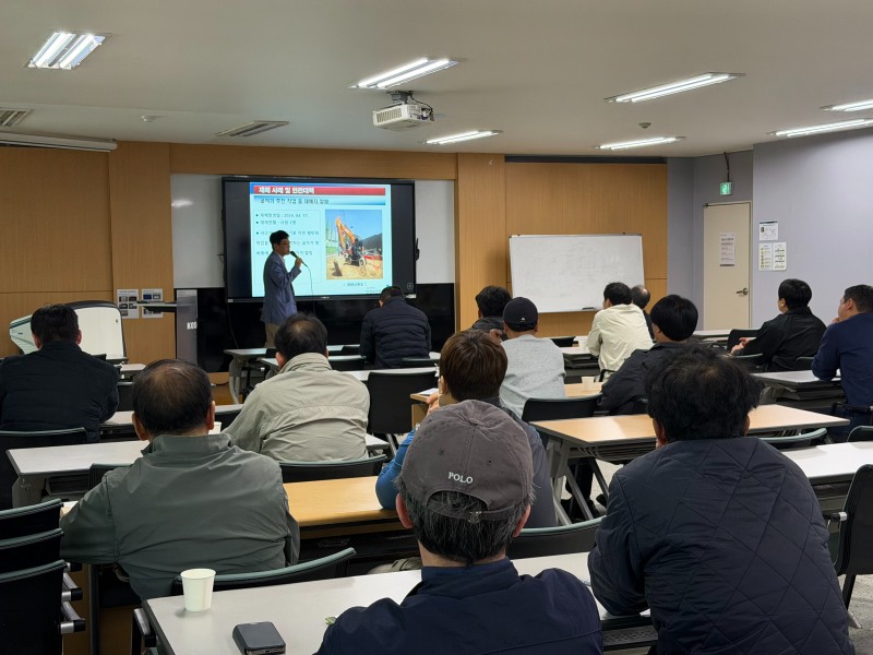 인천권역 축사 지붕공사·태양열 설비 시공업체 대상 간담회 모습./안전보건공단 인천광역본부