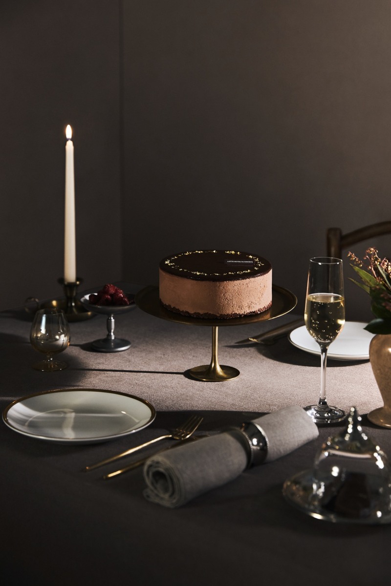 롯데호텔앤리조트, 골드 초콜릿케이크 선봬…금빛 감성 담은 프리미엄 디저트