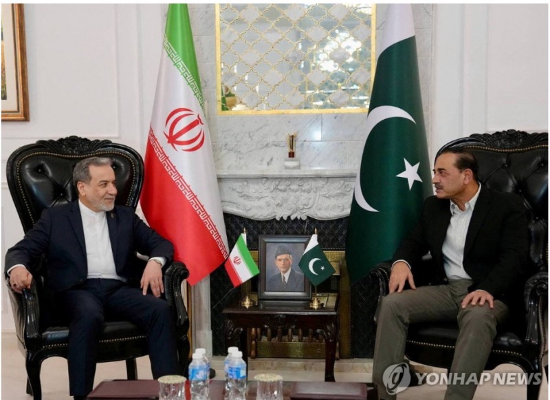 아라그치 이란 외무장관이 오만에서 곧바로 파키스탄 이슬라마바드로 향했다고 이란 국영 IRNA통신이 26일(현지시간) 보도했다. 사진=로이터통신, 연합뉴스