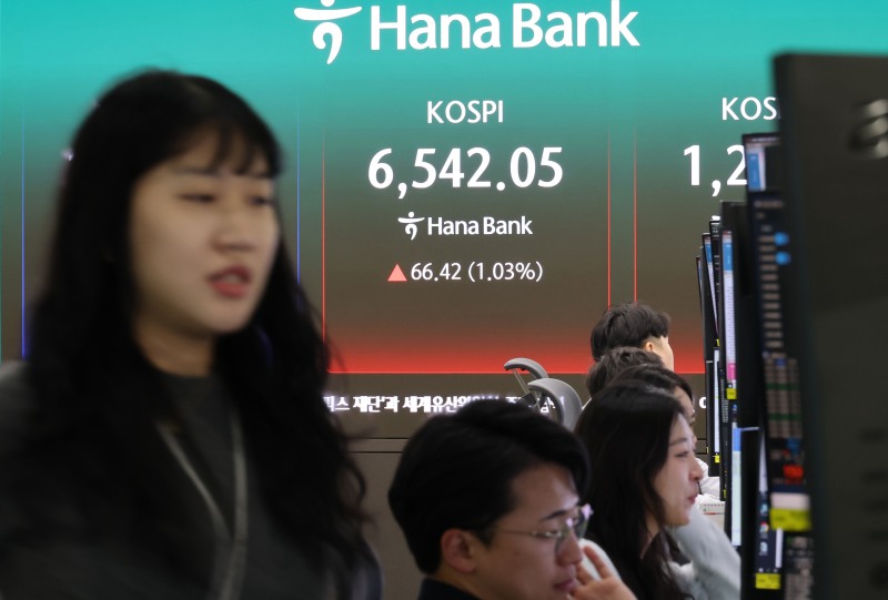 27일 서울 중구 하나은행 본점 딜링룸에서 직원들이 증시와 환율을 모니터하고 있다. 이날 코스피는 전장보다 57.97포인트(0.90%) 오른 6533.60으로 출발해 상승세를 보이고 있다./연합뉴스