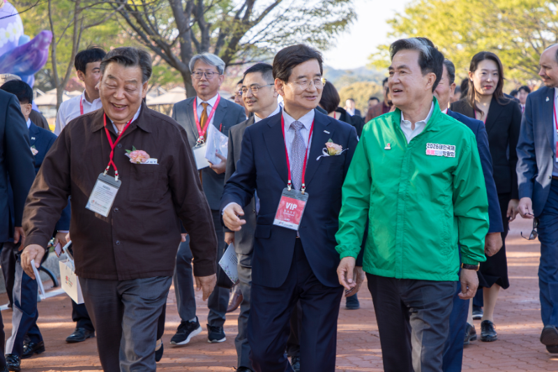 김선규 호반그룹 회장(가운데)이 김태흠 충남지사(오른쪽), 가세로 태안군수와 함께 지난 25일 충남 태안군 안면읍 꽃지해안공원 일원에서 열린 ‘2026 태안국제원예치유박람회’ 개막식에 참석해 행사장 현장을 살펴보고 있다./호반그룹