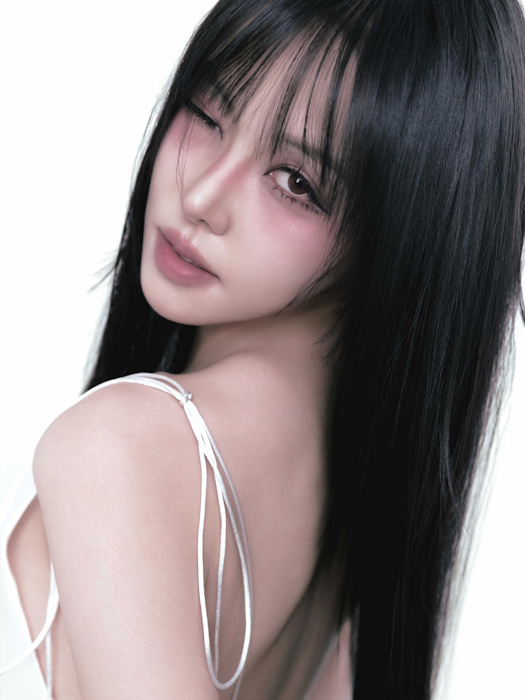 유주, 새 싱글 ‘첫사랑은 저주다’ 콘셉트 포토 공개…유니크한 무드 눈길