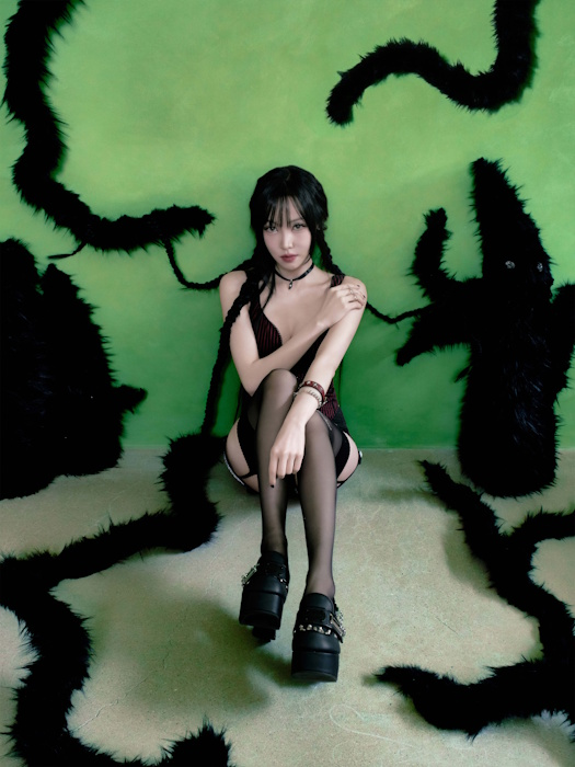 유주, 새 싱글 ‘첫사랑은 저주다’ 콘셉트 포토 공개…유니크한 무드 눈길