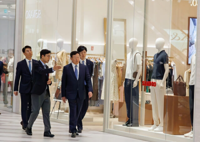 신동빈 롯데그룹 회장이 23일 베트남 하노이에 위치한 롯데몰 웨스트레이크 하노이를 찾아 올해 첫 해외 현장 경영을 펼쳤다. 신 회장(오른쪽 두번째)이 롯데몰 웨스트레이크 하노이의 롯데몰·롯데마트 매장을 시찰하고 있다. (제공=롯데)