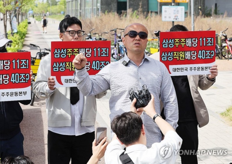 23일 삼성전자 노동조합 공동투쟁본부 투쟁 결의대회가 열리는 경기도 평택시 삼성전자 평택캠퍼스 인근에서 노조의 집회에 반대하는 대한민국 주주운동본부 관계자들이 결의문을 읽고 있다.