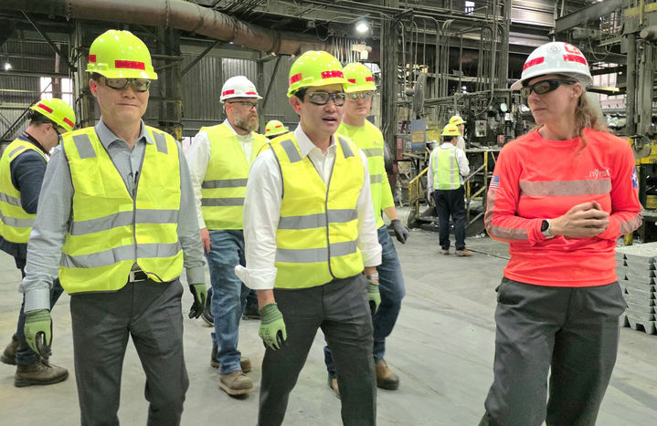 최윤범(가운데) 고려아연 회장이 1일(현지 시간) 미국 테네시주 클락스빌 니어스타USA 제련소에서 현지 직원들과 생산시설을 둘러보고 있다. (사진=고려아연 제공) 2026.04.02