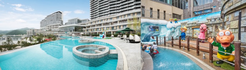 (좌) 거제 벨버디어 In&Outdoor Pool, (우) 경주 뽀로로아쿠아빌리지 '통통이 소극장'