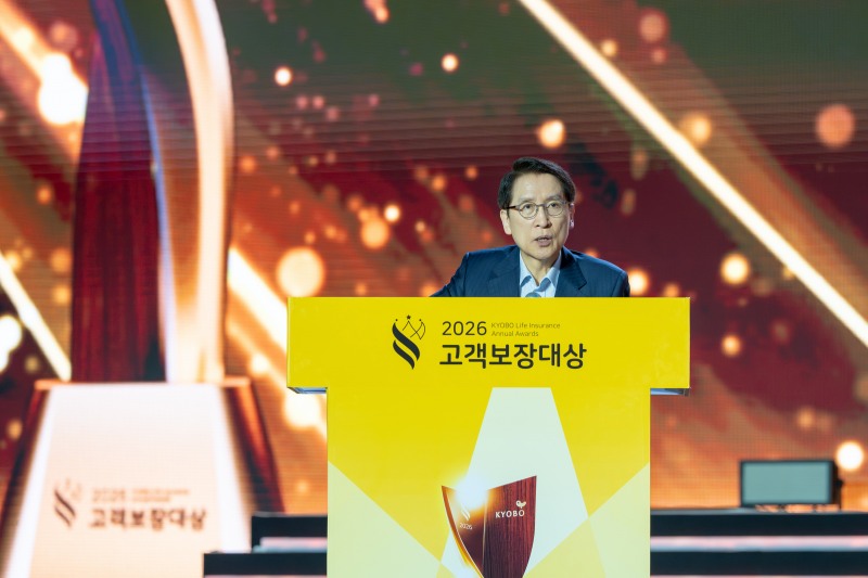신창재 교보생명 의장이 24일 인천 송도컨벤시아에서 열린 '2026 고객보장대상 시상식'에서 격려사를 하고 있다. 이날 신 의장은 고객보장에 힘쓴 보험설계사(FP)들에게 감사와 응원을 전하며, 생명보험의 진정한 가치는 고객의 삶을 끝까지 지키는 '페이스메이커' 역할에 있음을 강조했다./교보생명