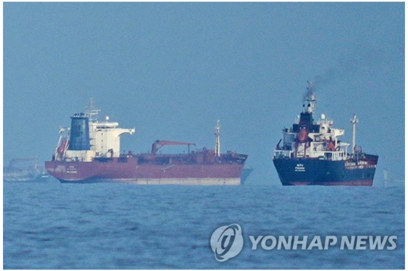 호르무즈해협에 정박돼 있는 선박들. 사진=AP, 연합뉴스