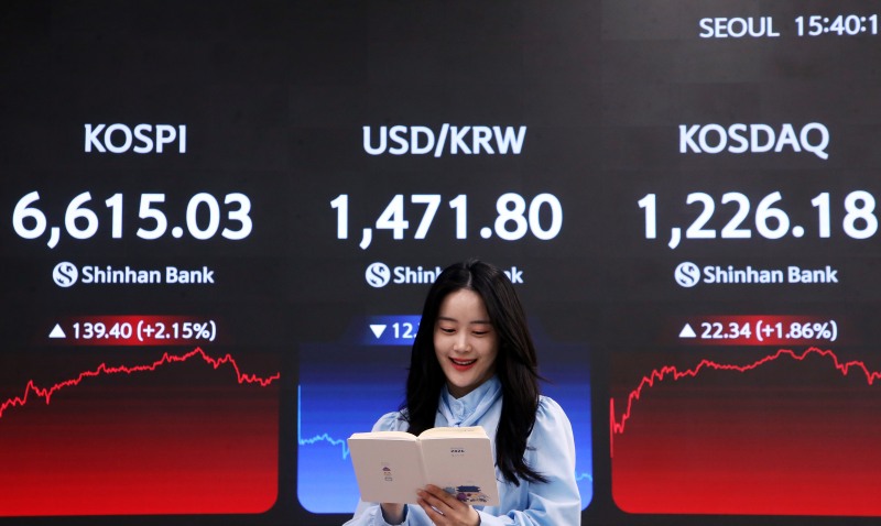 27일 15시 30분경 신한은행 본점 현황판 사진./신한은행