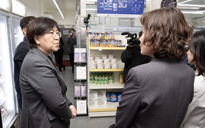 정은경 보건복지부 장관이 그냥드림 본 사업 시행을 앞두고 지난 21일 광명시 그냥드림 사업장을 방문해 운영현황을 점검하고 현장의 목소리를 청취했다