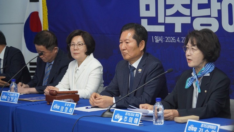 좌부터 더불어민주당 김보라 안성시장 후보, 정창례 대표, 추미애 경기도지사 후보가 함께 하고 있다./김보라후보 선거사무소